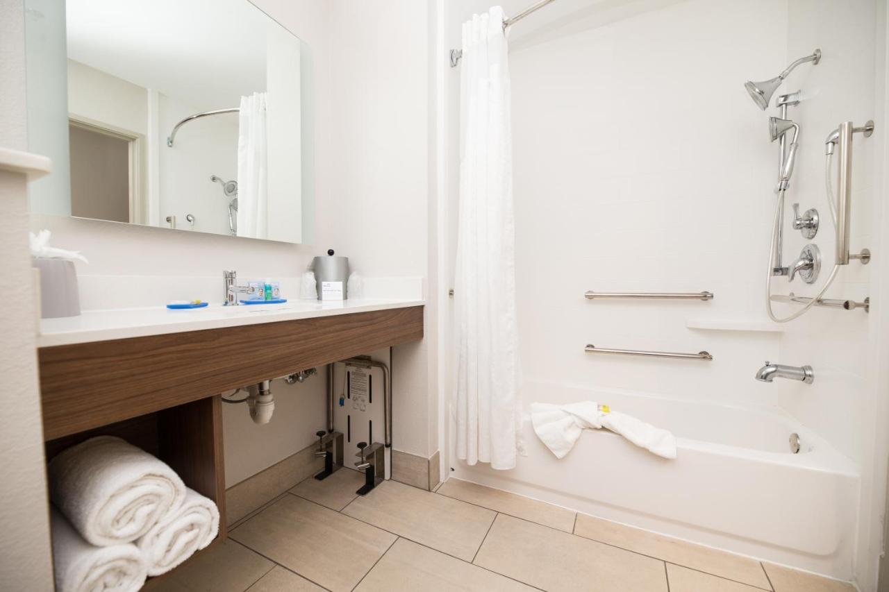 Holiday Inn Express Hotel & Suites Clinton By Ihg Exteriör bild
