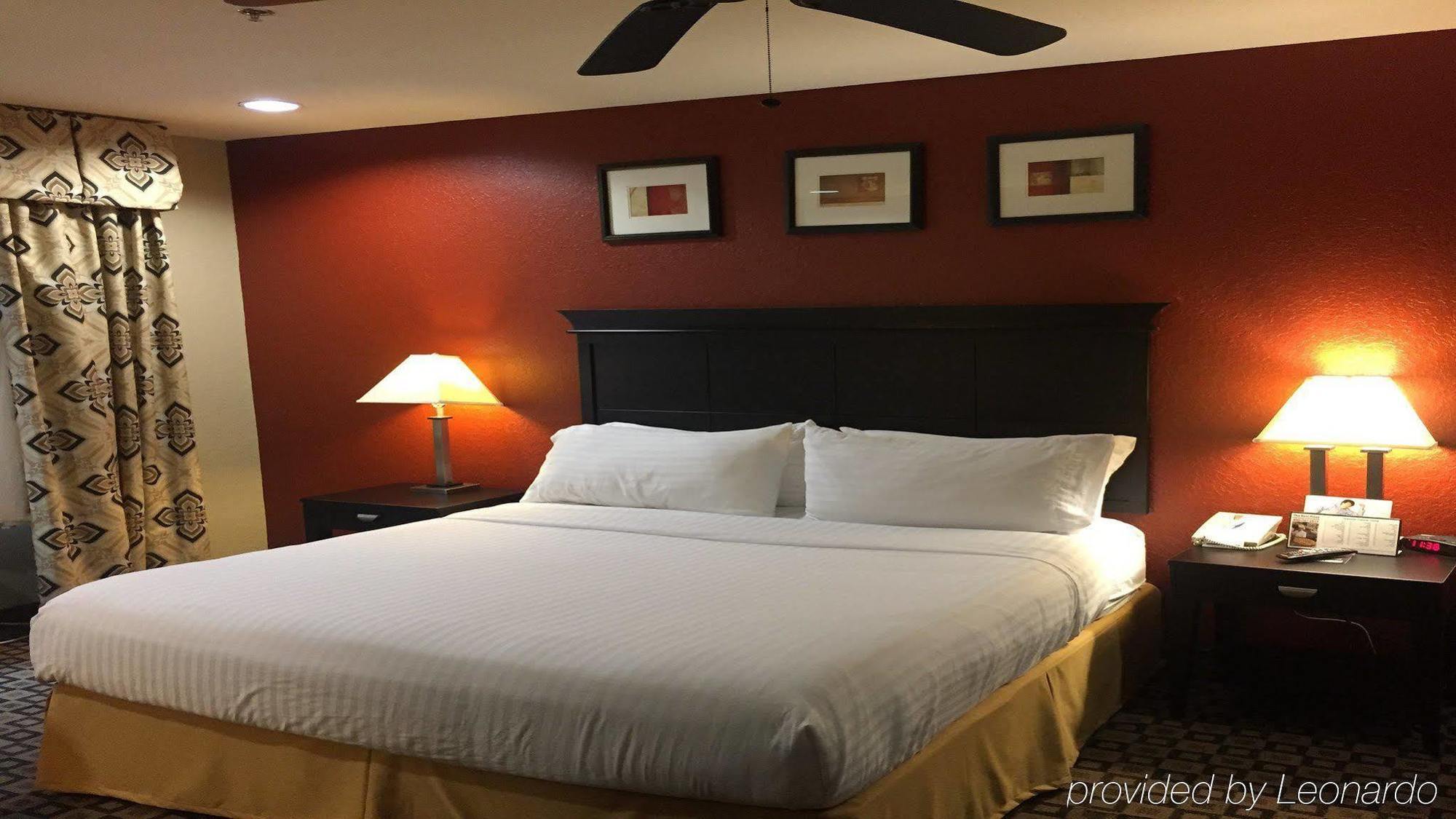 Holiday Inn Express Hotel & Suites Clinton By Ihg Exteriör bild
