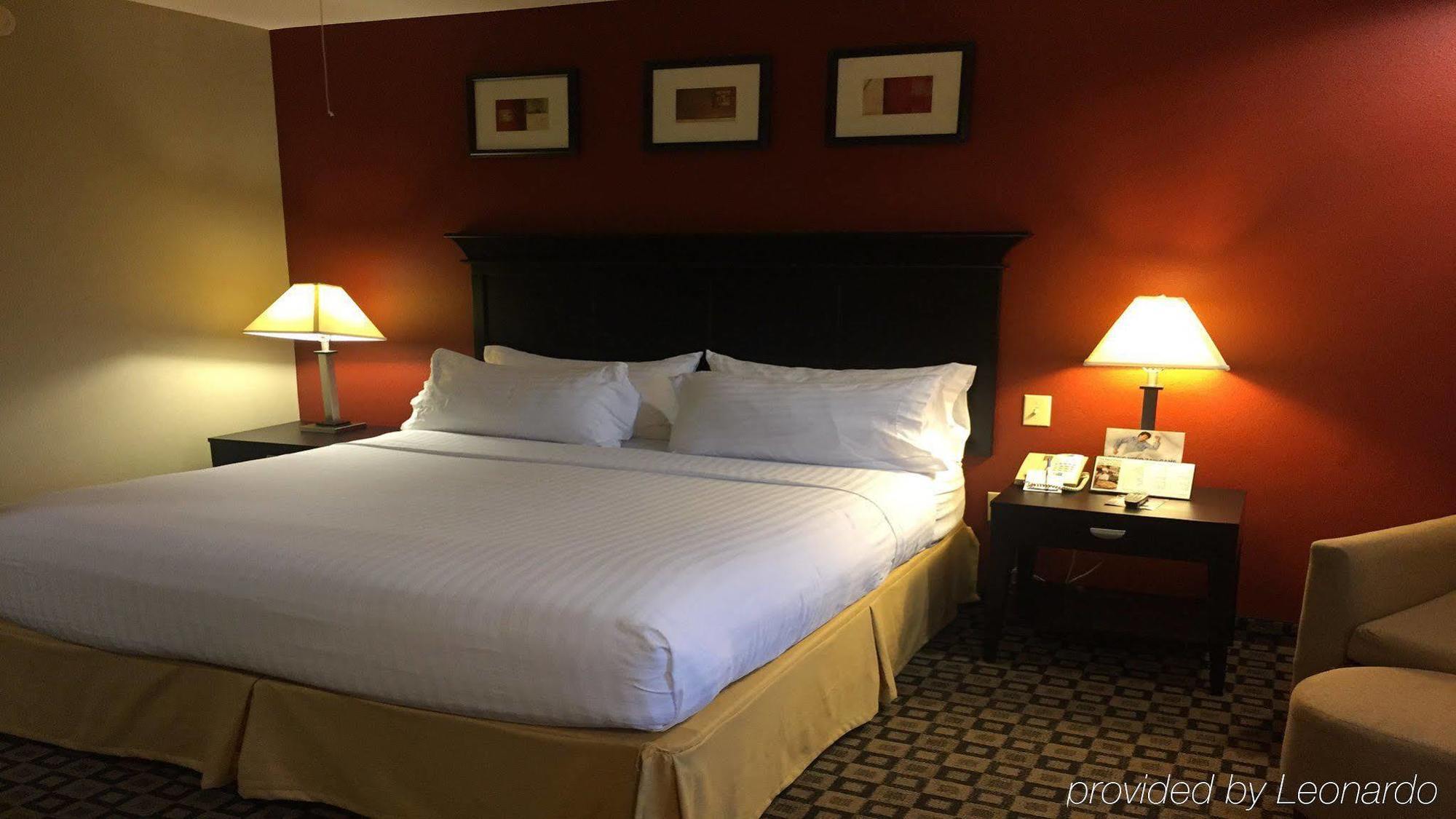 Holiday Inn Express Hotel & Suites Clinton By Ihg Exteriör bild